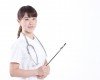 看護士・女性・カルテ持ち