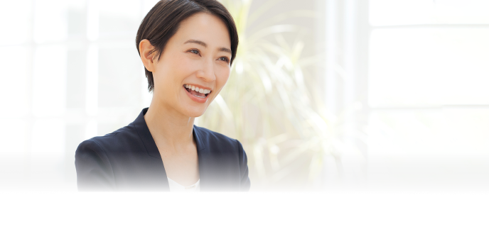 スーツを着た笑顔の女性の写真