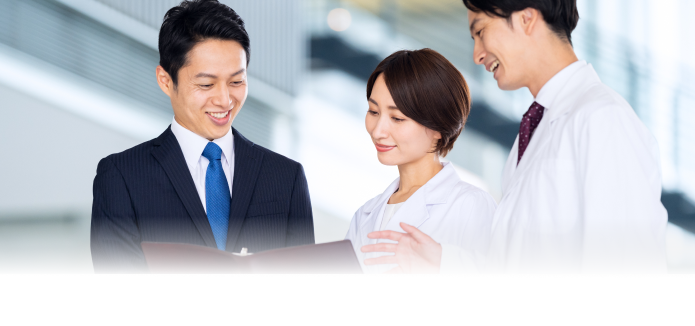 スーツを着た男性と女性医師が話している様子