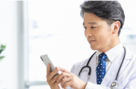 男性医師がスマートフォンを操作している様子