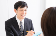面談や電話でキャリアカウンセリングをしている様子