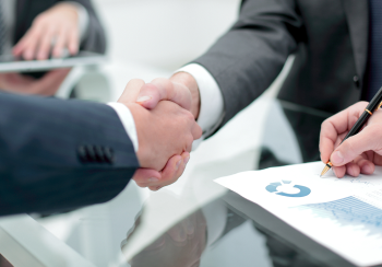 ビジネスパートナーが握手を交わしている様子。