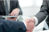 ビジネスパートナーが握手を交わしている様子。