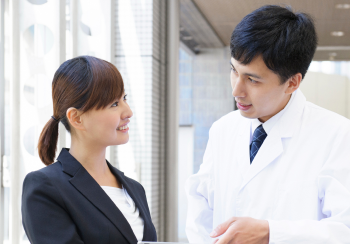 男性医師と女性コンサルタントが話している様子