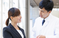 男性医師と女性コンサルタントが話している様子