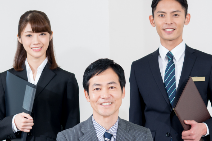 スーツを着た男女の写真